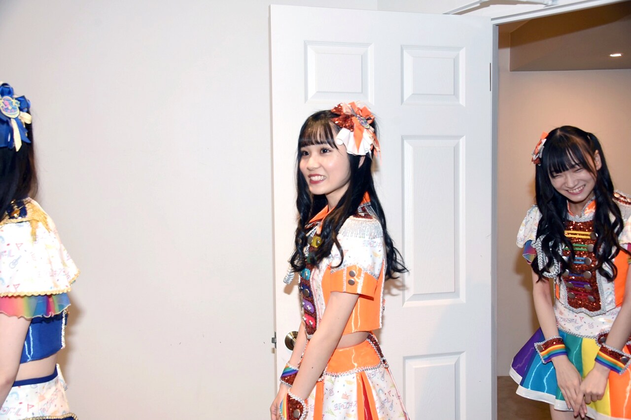 会見場に登場した虹コン新メンバーたち。（撮影・キャプション：隈本茉莉奈）