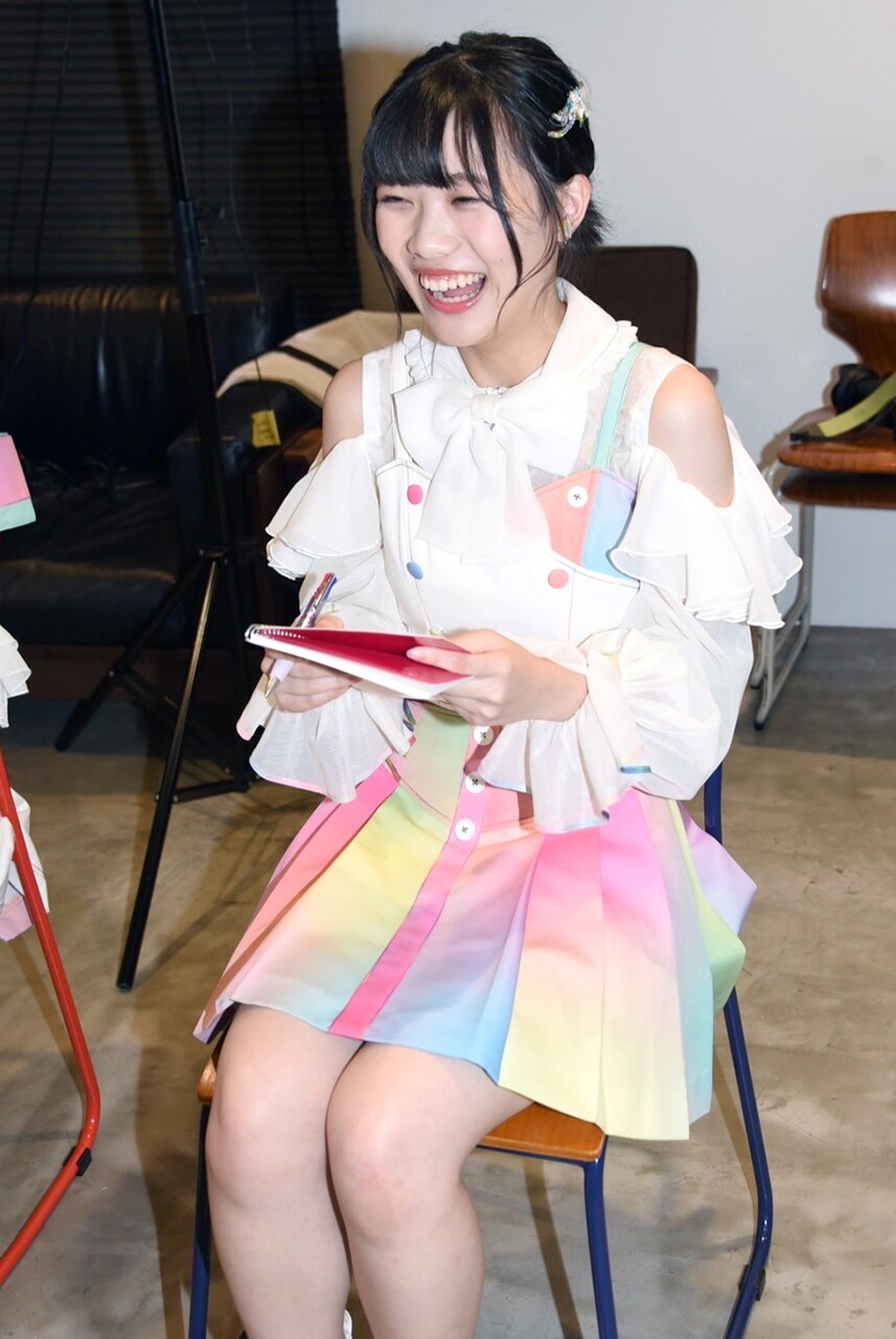 尊敬する先輩に名前を挙げられ笑顔を見せる的場記者。（撮影・キャプション：隈本茉莉奈）