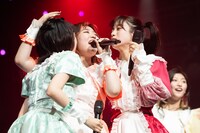 柏木ひなた（中央）に抱きつく小久保柚乃（左）と桜木心菜（右）。