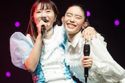 肩を組む中山莉子（左）と風見和香（右）。