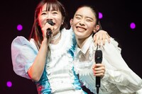 肩を組む中山莉子（左）と風見和香（右）。