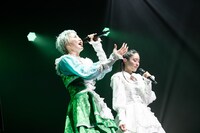 「君のままで」を歌う安本彩花（左）と風見和香（右）。