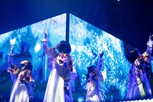 「フユコイ」をパフォーマンスする星名美怜、小林歌穂、真山りか、小久保柚乃（左から）。