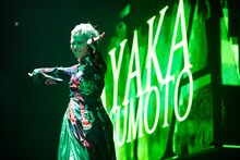 ダンスパフォーマンスを披露する安本彩花。