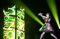 ダンスパフォーマンスを披露する小久保柚乃。