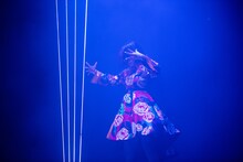 レーザーを使ったパフォーマンスを披露する柏木ひなた。