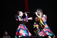 向かい合って歌う真山りか（左）と小林歌穂（右）。