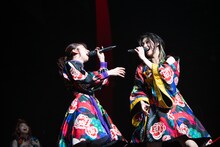 向かい合って歌う真山りか（左）と小林歌穂（右）。