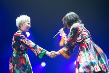 固く握手する安本彩花（左）と柏木ひなた（右）。