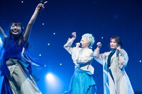 ひさしぶりに「仮契約のシンデレラ」間奏明けの小芝居を披露する安本彩花（中央）と柏木ひなた（右）。