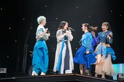 見つめ合う初期メンバーの安本彩花、柏木ひなた、真山りか、星名美怜（左から）。