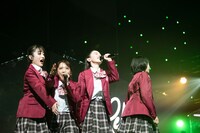 新メンバーの並びに割って入る最古参メンバー真山りか（左から2番目）。