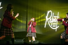 「自由へ道連れ」でのバンドメンバー紹介を挟み、おなじみ「道連れしちゃうぞ」ポーズを決める柏木ひなた。