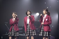 左から桜木心菜、小久保柚乃、真山りか。