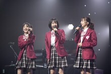 左から桜木心菜、小久保柚乃、真山りか。