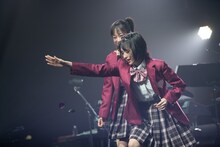 紙吹雪で遊ぶ小久保柚乃。