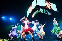 「オメカシ・フィーバー」を歌うエビ中。