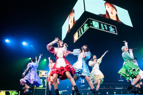 「オメカシ・フィーバー」を歌うエビ中。