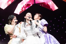 風見和香（中央）に抱きつく小林歌穂（左）と真山りか（右）。