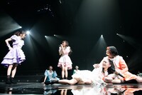 バトルを収束させる星名美怜（中央）。