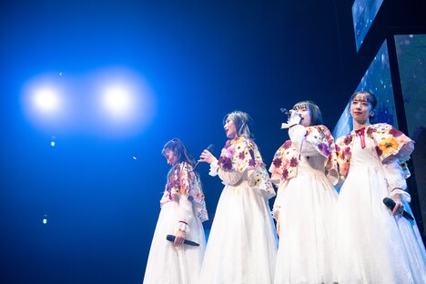 「フユコイ」を歌う星名美怜、小林歌穂、小久保柚乃、真山りか（左から）。