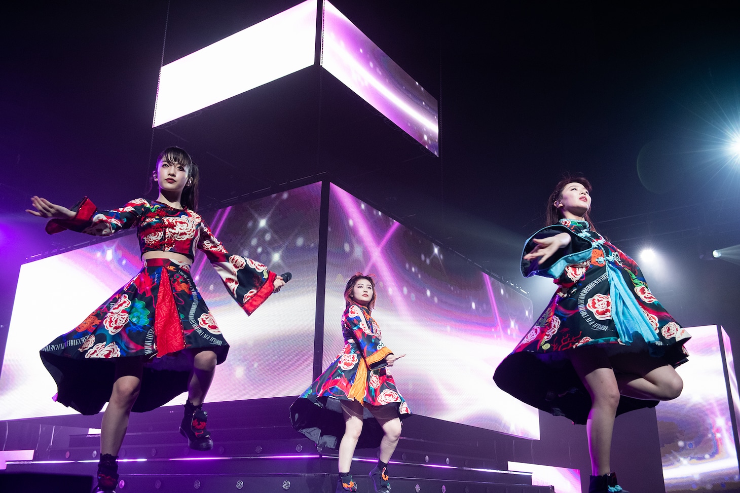 「アンコールの恋」を披露する桜木心菜、柏木ひなた、中山莉子（左から）。