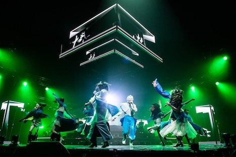 「今だ！」と叫ぶ安本彩花（中央）。