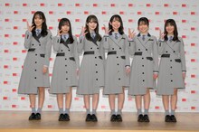 「第72回NHK紅白歌合戦」の囲み取材に臨んだ日向坂46のメンバー。左から佐々木久美、齊藤京子、加藤史帆、金村美玖、丹生明里、河田陽菜。（写真提供：NHK）