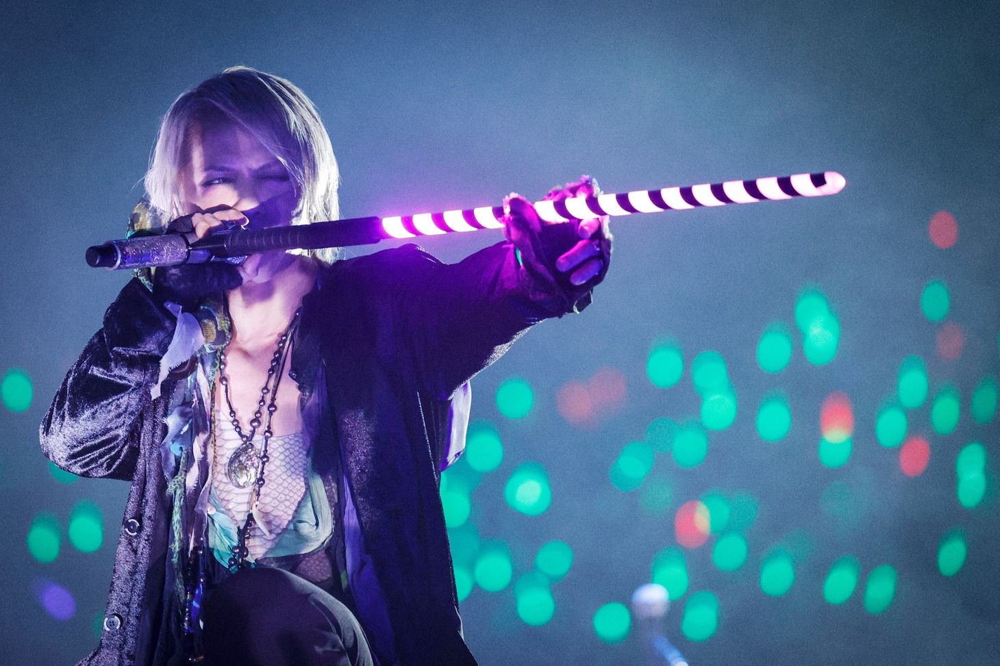 人気画像9位は「L'Arc-en-Ciel、センターステージから感謝の思い届けた30周年ツアー終幕」より、hyde（Vo）。