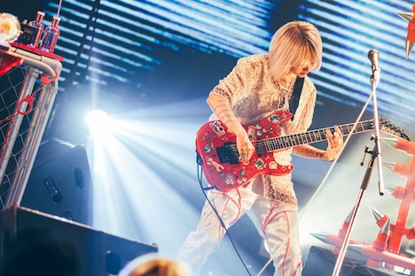 エレキギターを手にした4s4ki。（Photo by Tatsuya Shiraishi）