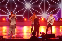 「第72回NHK紅白歌合戦」リハーサルに臨むKREVA（左）、石川さゆり（中央）、MIYAVI（右）。（写真提供：NHK）