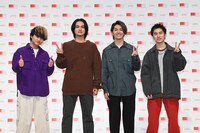 カメラマンにポーズを求められ、4人でピースするDISH//。（写真提供：NHK）