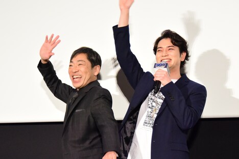 踊りながら退場する香川照之と松本潤（嵐）。