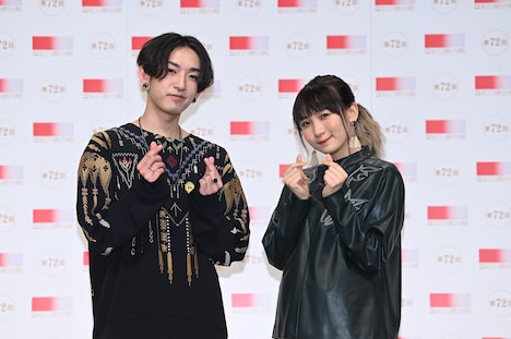 指ハートをするYOASOBI。(写真提供:NHK)