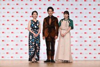 左から和久田麻由子アナウンサー、大泉洋、川口春奈。（写真提供：NHK）