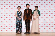 左から和久田麻由子アナウンサー、大泉洋、川口春奈。（写真提供：NHK）