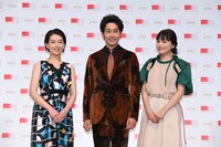 左から和久田麻由子アナウンサー、大泉洋、川口春奈。（写真提供：NHK）