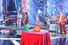 「第63回 輝く！日本レコード大賞」でのマカロニえんぴつのパフォーマンスの様子。 (c)TBS