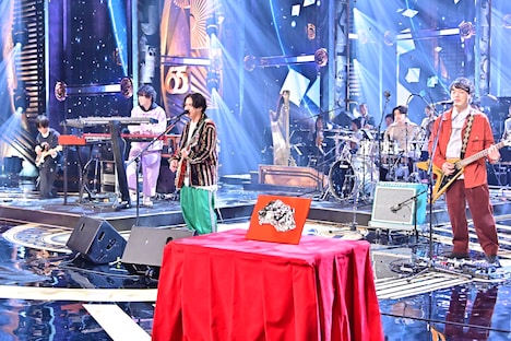 「第63回 輝く！日本レコード大賞」でのマカロニえんぴつのパフォーマンスの様子。 (c)TBS