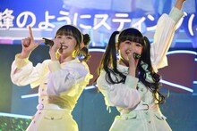 左から菅田愛貴、吉川ひより。