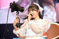 カメラに向かって“わがままセリフ”を披露する辻野かなみ。