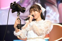 カメラに向かって“わがままセリフ”を披露する辻野かなみ。