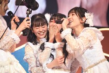 カメラの前で戯れる超とき宣メンバー。