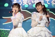 左から小泉遥香、坂井仁香。