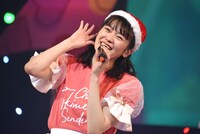 頬を濡らしながら宣伝部員に呼びかける坂井仁香。