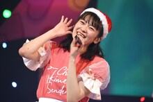 頬を濡らしながら宣伝部員に呼びかける坂井仁香。