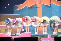 客席に向かっておじぎする超ときめき♡宣伝部。