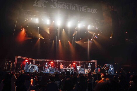 MDC 40th Anniversary SUPER ALL STARSによる「HONEY」セッションの様子。