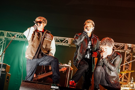 NOCTURNAL BLOODLUST「REM feat. 宮田大作/Kaito」パフォーマンス中の様子。