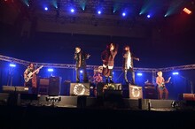 DEZERT「『殺意』 feat. 暁/来夢」パフォーマンス中の様子。